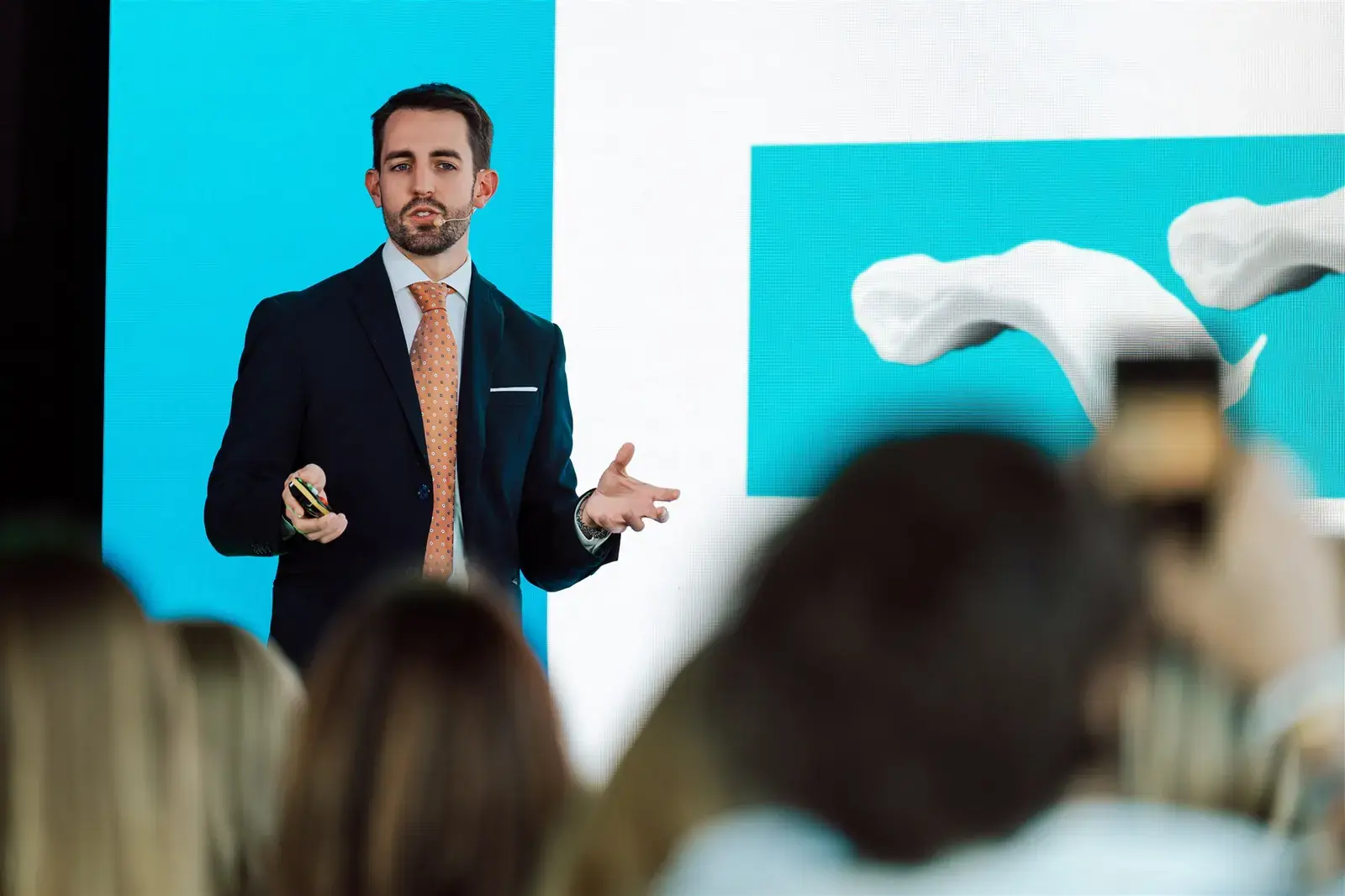 Dr. Giorgio Comola during a clinical lecture